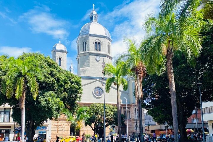 Explore Pereira; History, Gastronomy, coffee and cable car