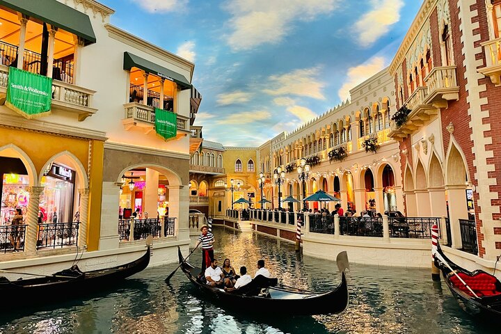 Doha City Tour, Villaggio Mall and Free Gondola Ride