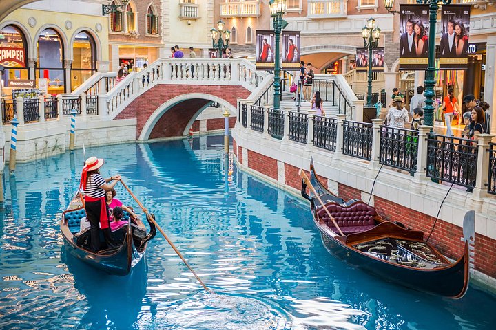 Doha City Tour, Villaggio Mall and Free Gondola Ride