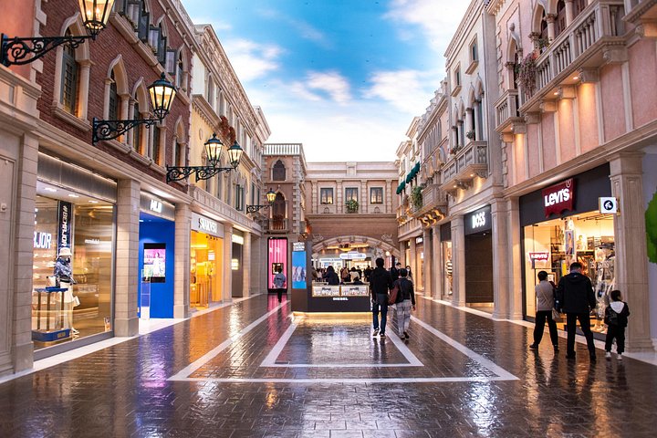 Doha City Tour, Villaggio Mall and Free Gondola Ride