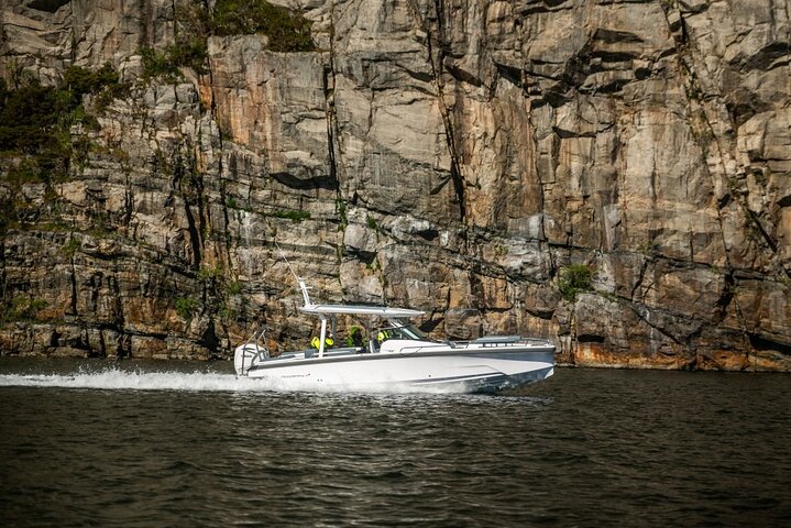 Stavanger: Guided Lysefjord Safari on Speedboat
