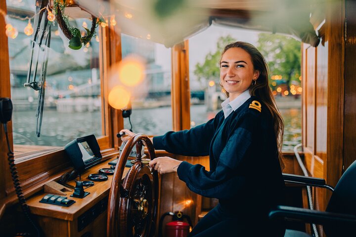 Amsterdam Classic Saloon Boat Cruise with Drinks and Cheese