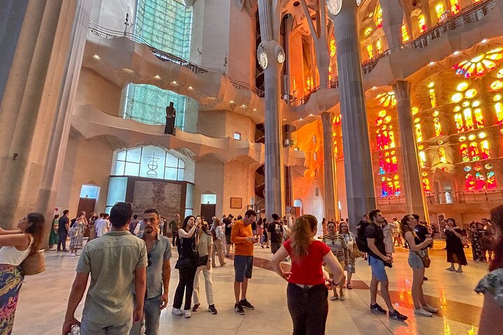 Sagrada Familia English Guided Tour & Optional Tower Access