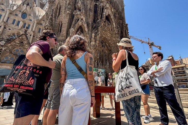 Sagrada Familia English Guided Tour & Optional Tower Access