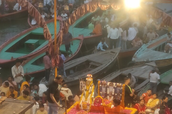 3-Hour Varanasi Tour: Ganga Aarti, Boat Ride & Manikarnika