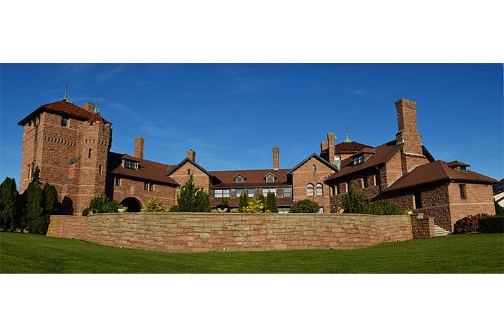 Newport Gilded Age Mansions Trolley Tour w/ Breakers Ticket (8+)