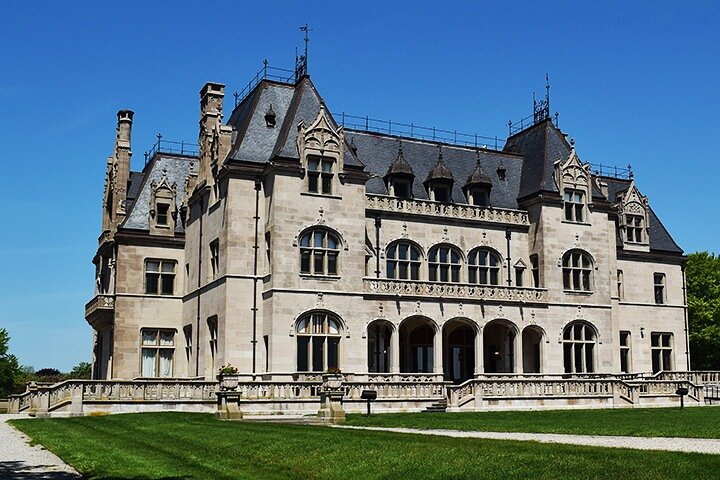 Newport Gilded Age Mansions Trolley Tour w/ Breakers Ticket (8+)