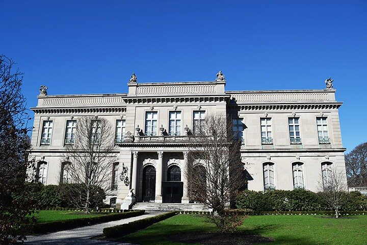 Newport Gilded Age Mansions Trolley Tour w/ Breakers Ticket (8+)
