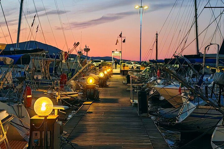 Sunset tour on a sailing boat with aperitif or dinner