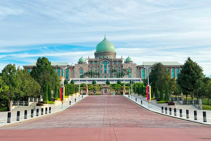 From Singapore: Private Kuala Lumpur / Malacca tour + SKY DINING