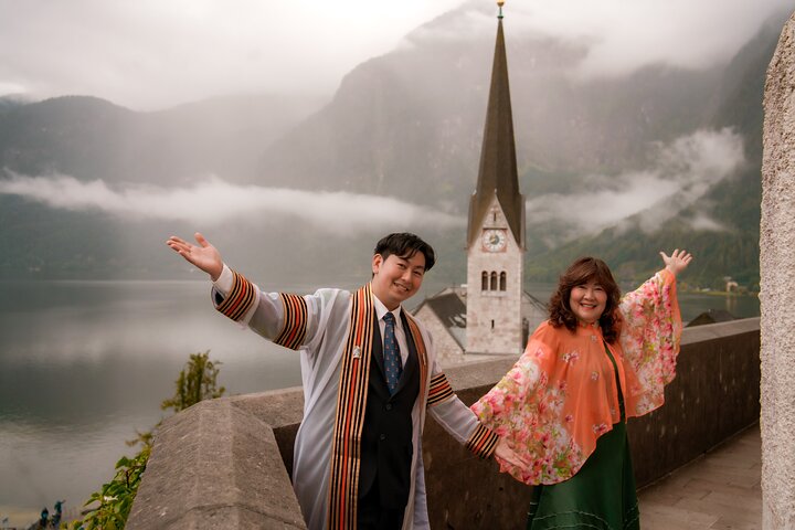 Private Vacation Photoshoot with Photographer in Hallstatt