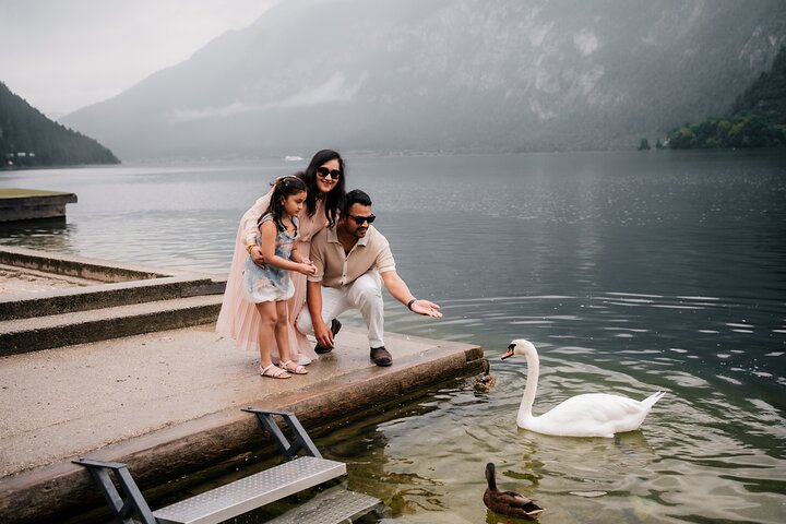 Private Vacation Photoshoot with Photographer in Hallstatt