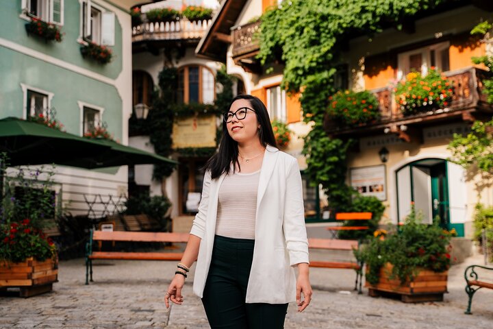 Private Vacation Photoshoot with Photographer in Hallstatt