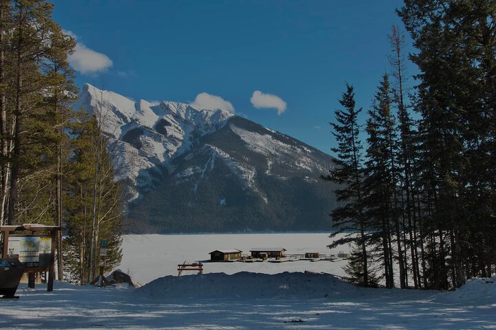 Explore Moraine Lake & Lake Louise Roundtrip Shared Tour