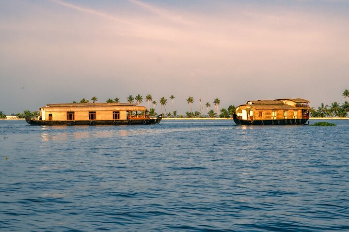 4 Days Best of Kerala Tour with Private Houseboat, Sightseeing & Car