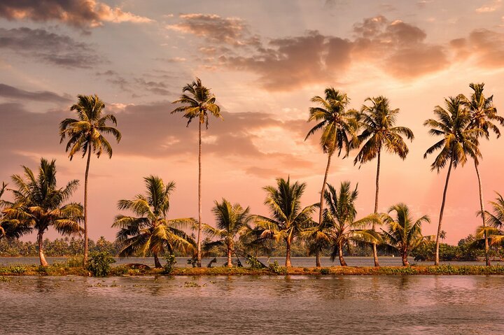 4 Days Best of Kerala Tour with Private Houseboat, Sightseeing & Car