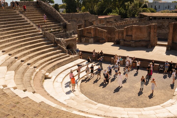 Premium Minivan Trip from Rome: Pompeii Tour & Lunch in Sorrento