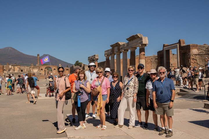 Premium Minivan Trip from Rome: Pompeii Tour & Lunch in Sorrento
