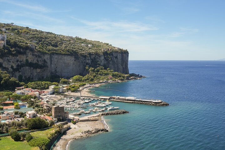 Premium Minivan Trip from Rome: Pompeii Tour & Lunch in Sorrento
