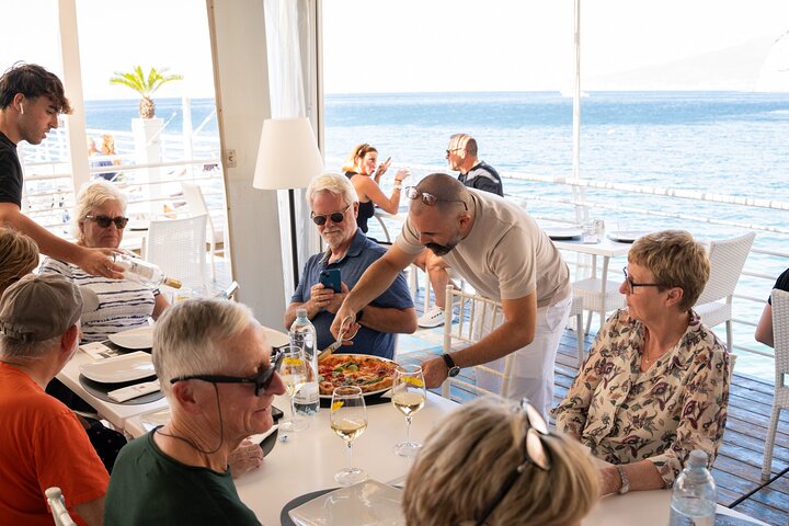 Premium Minivan Trip from Rome: Pompeii Tour & Lunch in Sorrento