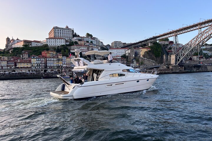 Porto: Luxury Yacht Cruise with wine, snacks & 7 bridges