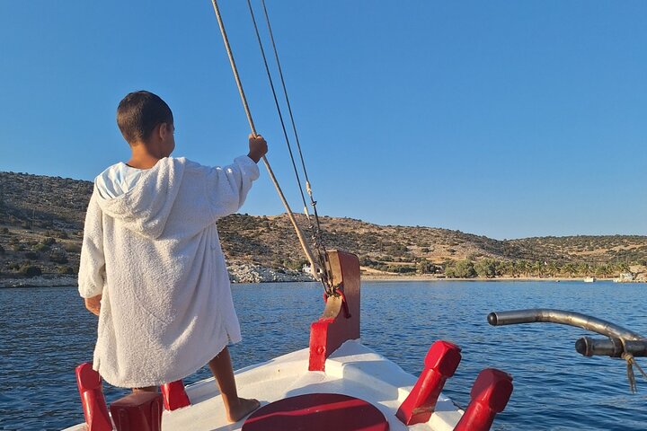 Naxos: Shared Traditional Boat Trip to Rina Cave from Panermos.