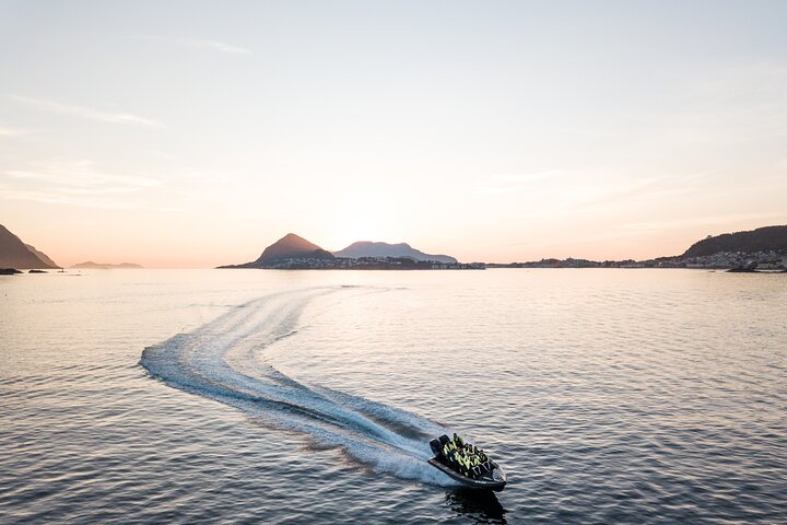Fjordsafari with RIB to Hjørundfjord