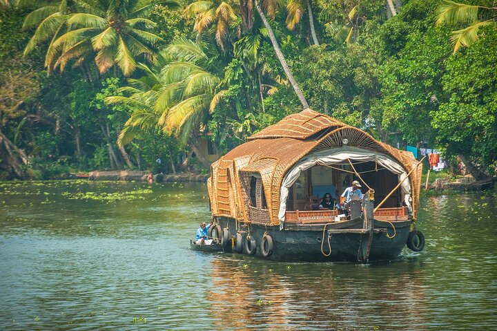 4 Days Best of Kerala Tour with Private Houseboat, Sightseeing & Car