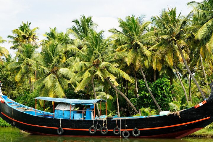 4 Days Best of Kerala Tour with Private Houseboat, Sightseeing & Car
