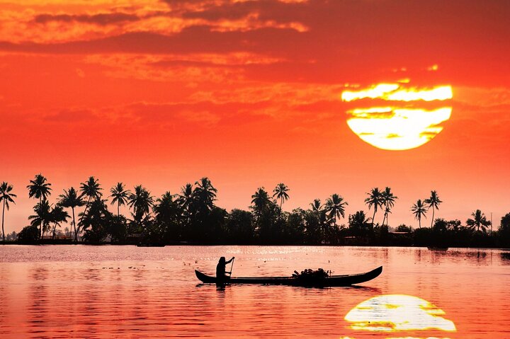 4 Days Best of Kerala Tour with Private Houseboat, Sightseeing & Car