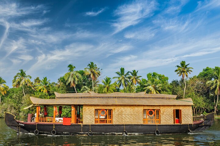 4 Days Best of Kerala Tour with Private Houseboat, Sightseeing & Car