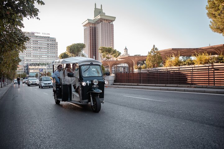 Tour Welcome Madrid in Eco Tuk Tuk Private with Local Guide