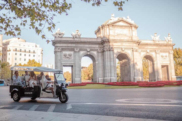 Tour Welcome Madrid in Eco Tuk Tuk Private with Local Guide