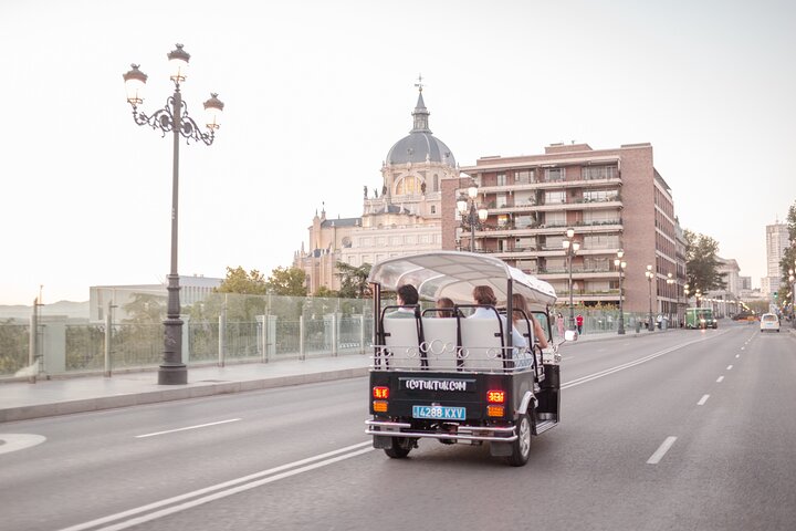 Tour Welcome Madrid in Eco Tuk Tuk Private with Local Guide