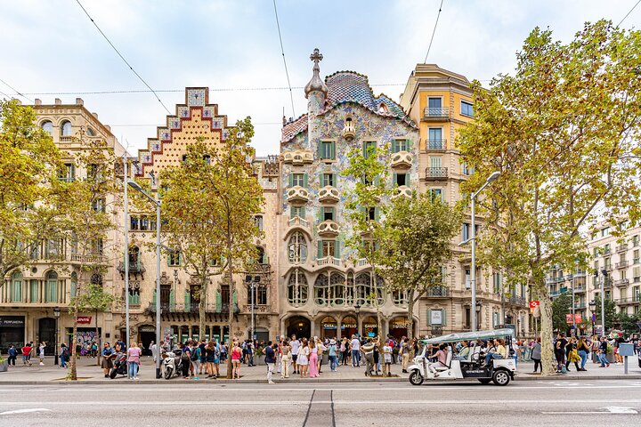 Tour Welcome to Barcelona in Eco Tuk Tuk Private with Local Guide