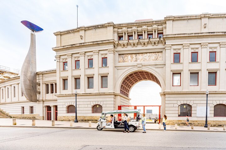 Tour Welcome to Barcelona in Eco Tuk Tuk Private with Local Guide