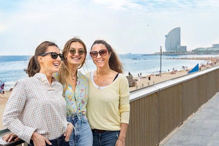 Tour Welcome to Barcelona in Eco Tuk Tuk Private with Local Guide