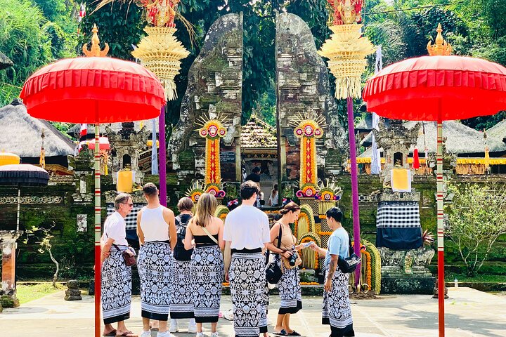 Ubud Private Tour: Waterfalls, Temple and Rice Terraces Swing