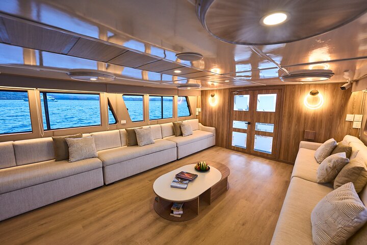 5-Day Galapagos Cruise: Itinerary B (East) aboard Monserrat Yacht