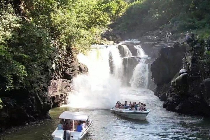 5 Island Speed Boat Tour in Mauritius with Pick up and Drop off