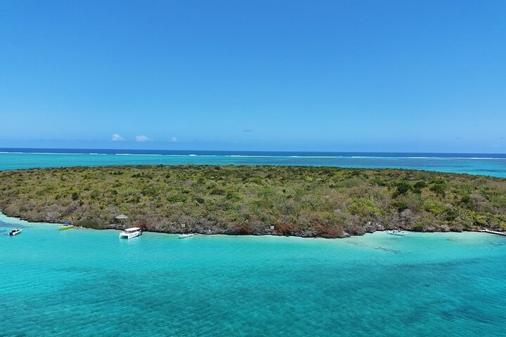 5 Island Speed Boat Tour in Mauritius with Pick up and Drop off