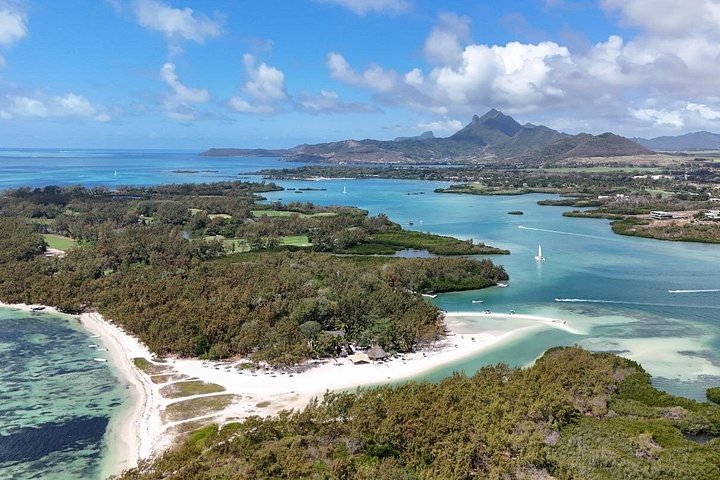 5 Island Speed Boat Tour in Mauritius with Pick up and Drop off