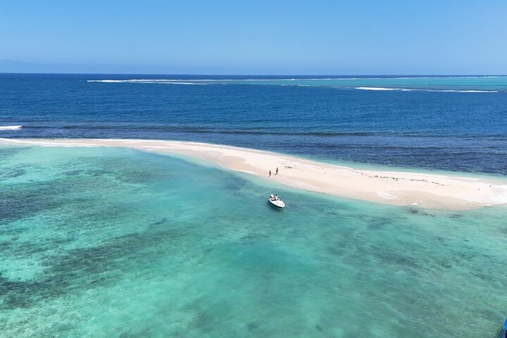 5 Island Speed Boat Tour in Mauritius with Pick up and Drop off