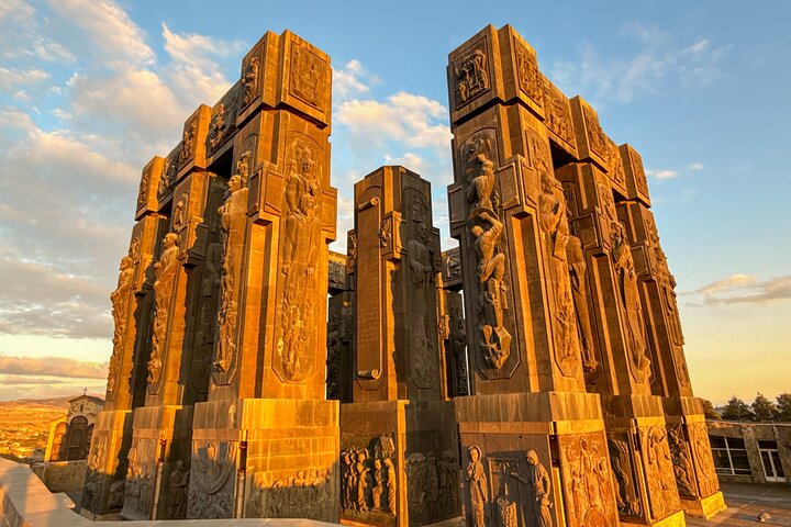Tbilisi : Private Chronicles of Georgia, Holy Trinity and Wine