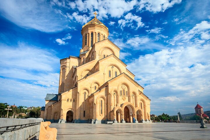 Tbilisi : Private Chronicles of Georgia, Holy Trinity and Wine