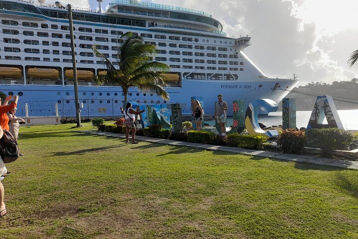 St. Lucia West Coast Boat Cruise with Snorkeling Between Pitons