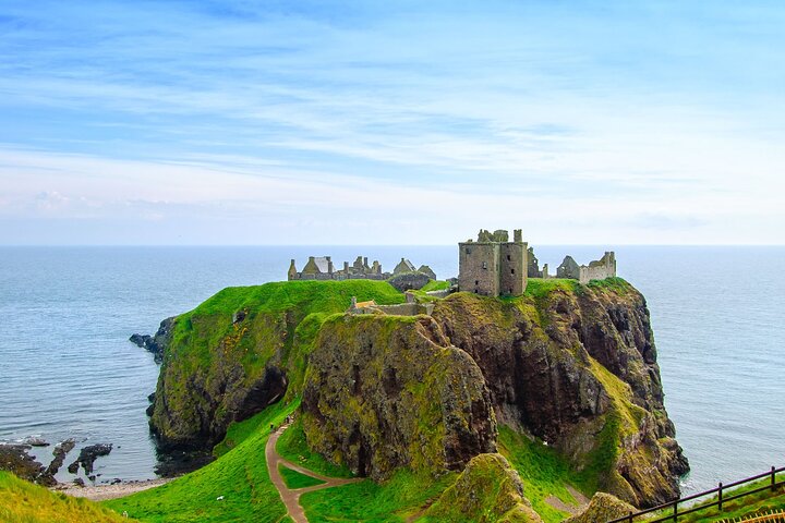 Explore Aberdeen City with private transport