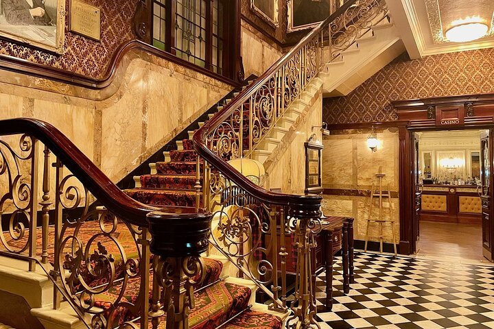Nottingham Private Historic Pub Tour with Free Drinks