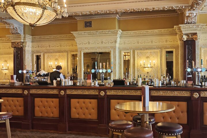Nottingham Private Historic Pub Tour with Free Drinks