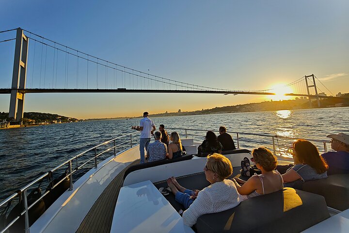 Istanbul Bosphorus Sunset Luxury Yacht Cruise with Snacks